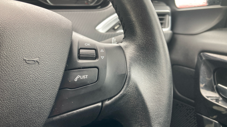 Peugeot 208 1.2 PureTech 82 Signature 5dr [Start Stop] Petrol Hatchback